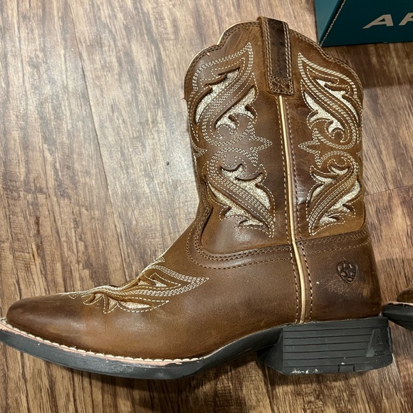 Kids Ariat size 2 cowgirl cowboyy boots - Picture 2 of 11